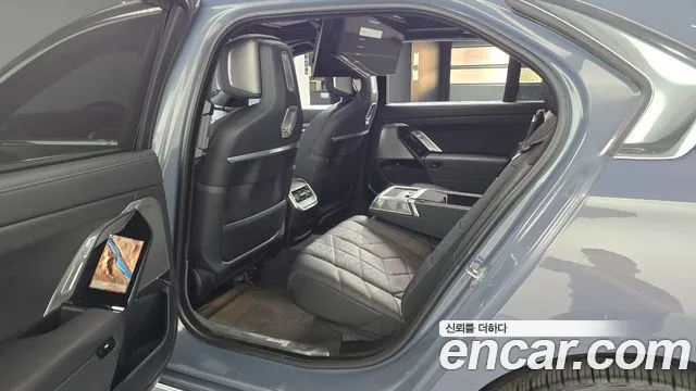 BMW 7-Series 2023 thumb 11