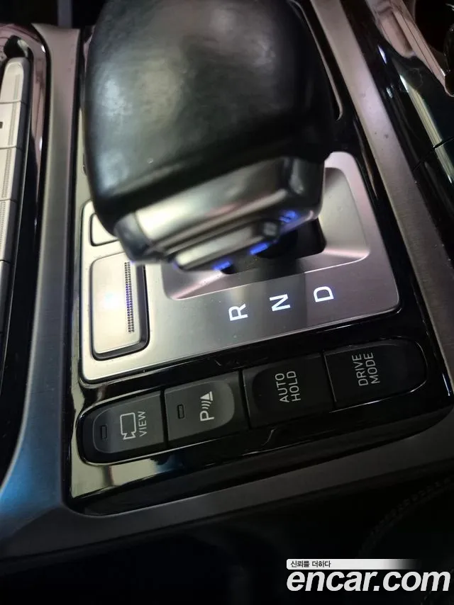 Genesis G90 2018 thumb 10