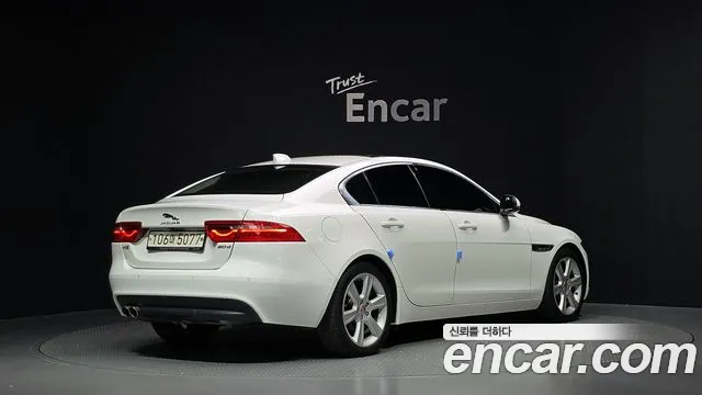 Jaguar XE 2019 thumb 2