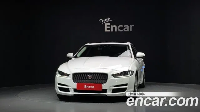 Jaguar XE 2019 thumb 3