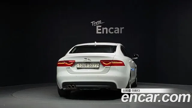 Jaguar XE 2019 thumb 4