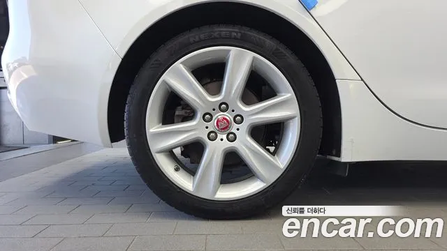 Jaguar XE 2019 thumb 5