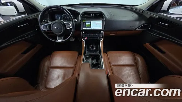 Jaguar XE 2019 thumb 7