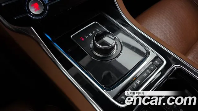 Jaguar XE 2019 thumb 9