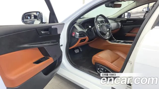 Jaguar XE 2019 thumb 10