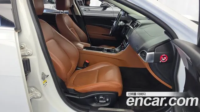 Jaguar XE 2019 thumb 11