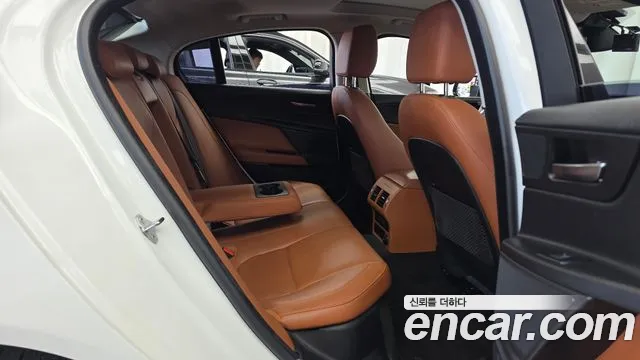 Jaguar XE 2019 thumb 12