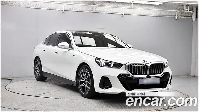 BMW 5-Series 2024 thumb 3