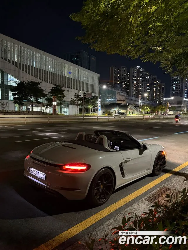 Porsche Cayman 2016 thumb 6