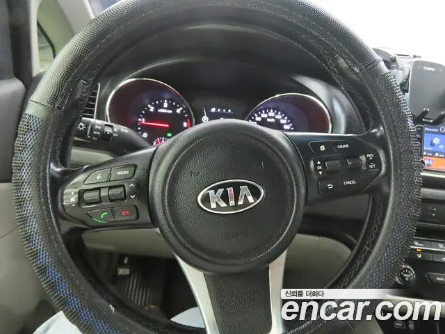 Kia Carnival 2015 thumb 8