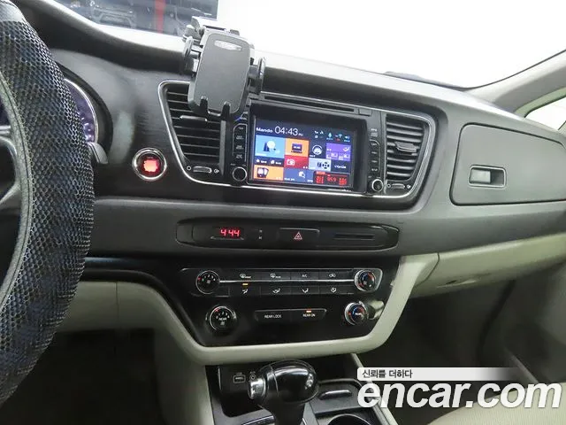 Kia Carnival 2015 thumb 10