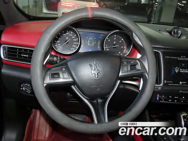 Maserati Levante 2018 thumb 8