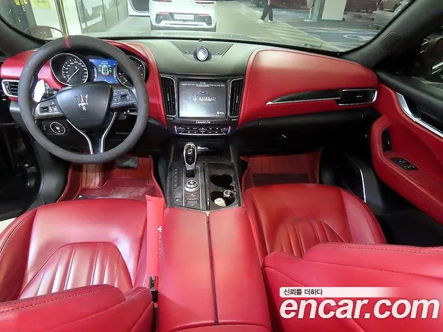 Maserati Levante 2018 thumb 10