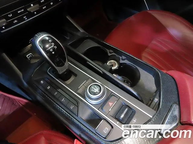 Maserati Levante 2018 thumb 12