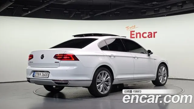 Volkswagen Passat (North America and China) 2018 thumb 2