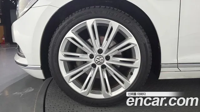 Volkswagen Passat (North America and China) 2018 thumb 5