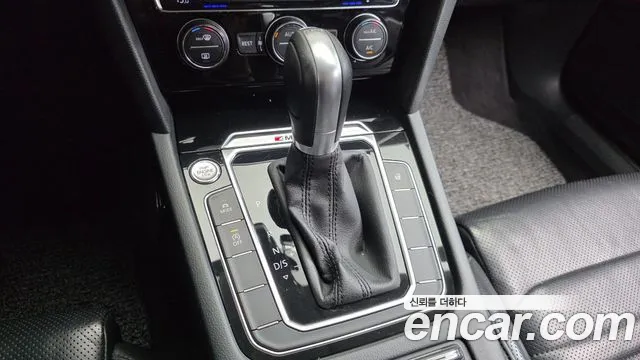 Volkswagen Passat (North America and China) 2018 thumb 9