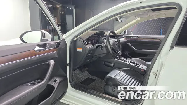 Volkswagen Passat (North America and China) 2018 thumb 10