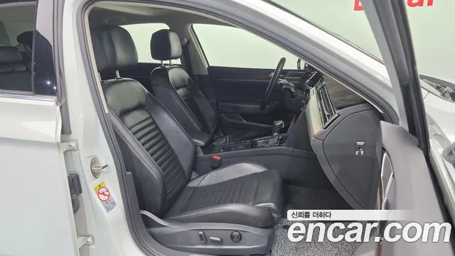 Volkswagen Passat (North America and China) 2018 thumb 11
