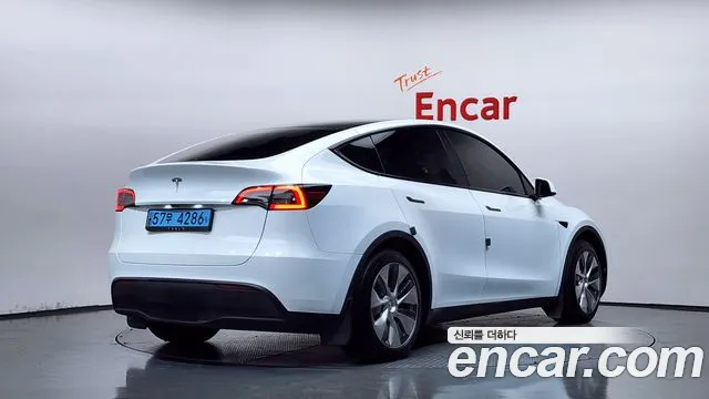Tesla Model Y 2023 thumb 2