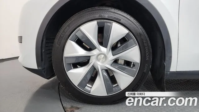 Tesla Model Y 2023 thumb 5