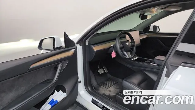 Tesla Model Y 2023 thumb 10