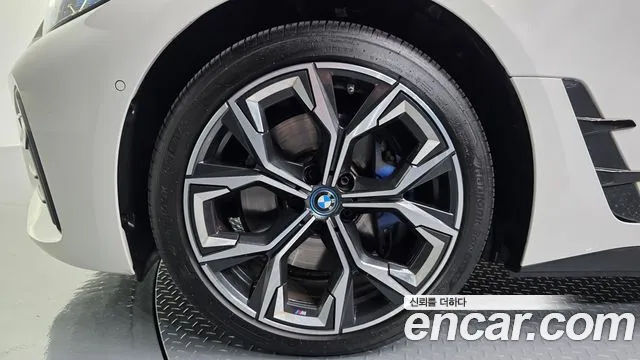 BMW i4 2023 thumb 5