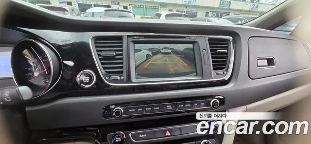 Kia Carnival 2015 thumb 10