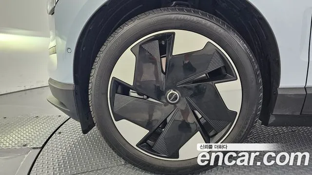 Volvo EX30 2025 thumb 4
