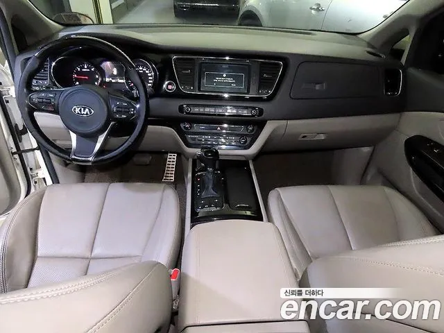 Kia Carnival 2016 thumb 10