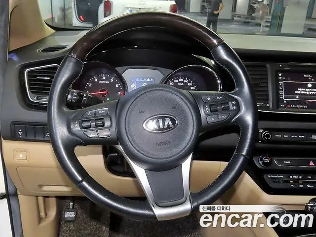 Kia Carnival 2015 thumb 8