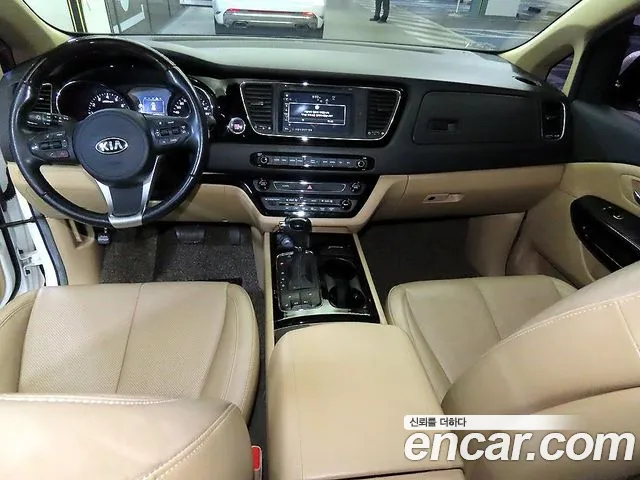 Kia Carnival 2015 thumb 10