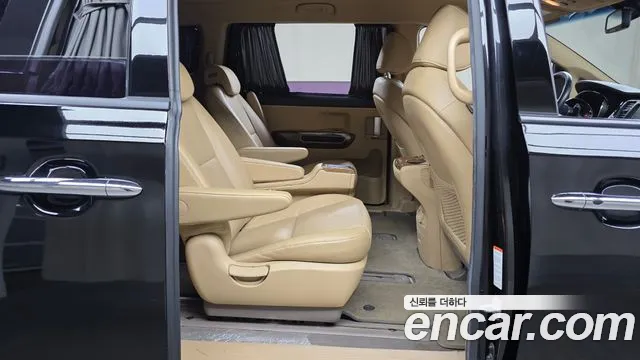 Kia Carnival 2015 thumb 10
