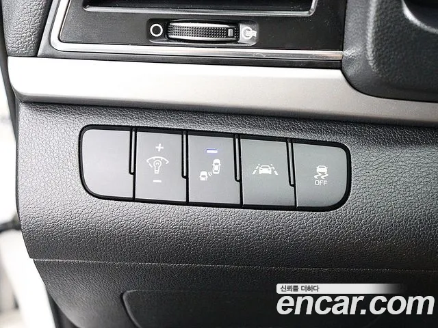 Hyundai Avante 2017 thumb 10