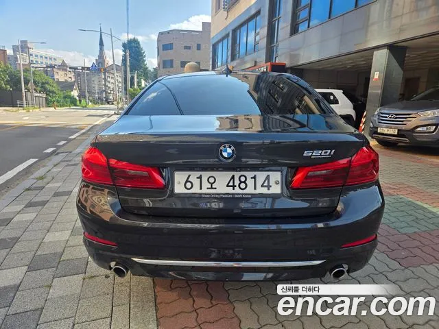 BMW 5-Series 2018 thumb 6