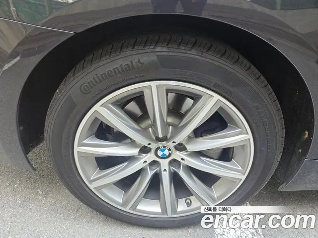 BMW 5-Series 2018 thumb 9