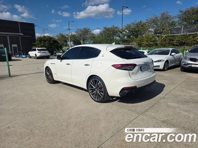 Maserati Levante 2019 thumb 2