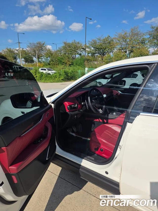 Maserati Levante 2019 thumb 7