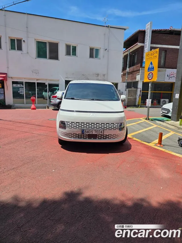 Hyundai Staria 2024 thumb 2