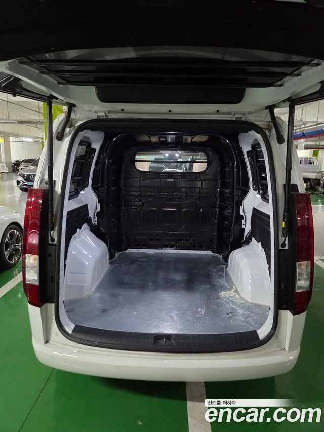 Hyundai Staria 2024 thumb 5