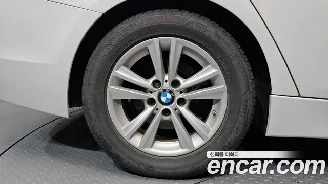 BMW 3-Series 2016 thumb 5