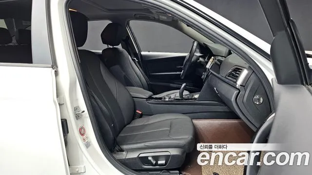 BMW 3-Series 2016 thumb 11
