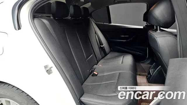 BMW 3-Series 2016 thumb 12