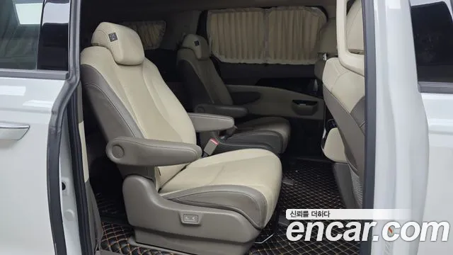 Kia Carnival 2021 thumb 11