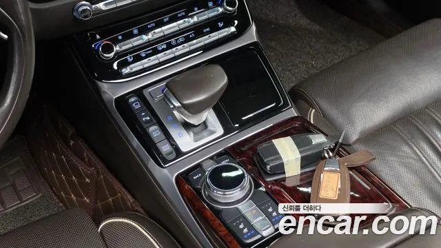 Genesis G90 2016 thumb 9