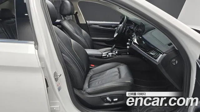 BMW 5-Series 2018 thumb 11