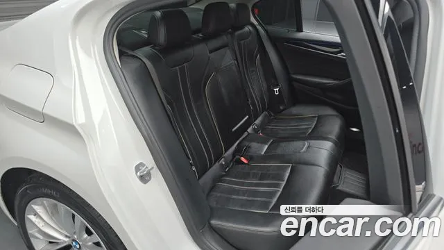 BMW 5-Series 2018 thumb 12