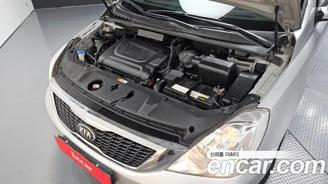 Kia Carnival 2013 thumb 6