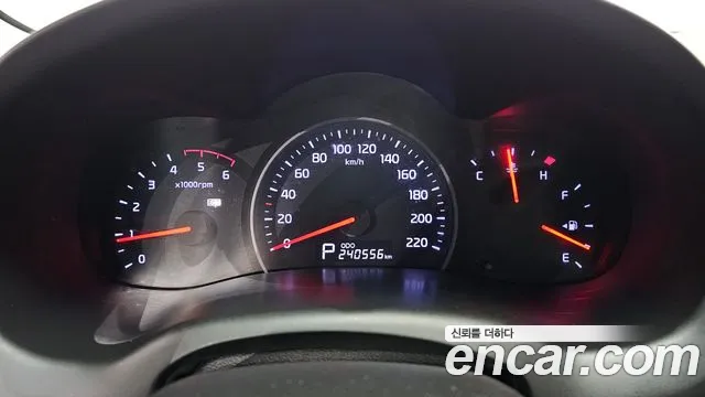 Kia Carnival 2013 thumb 8