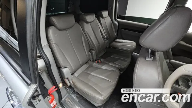 Kia Carnival 2013 thumb 11